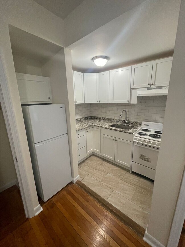 Building Photo - One Bedroom in Clean Elevator Building