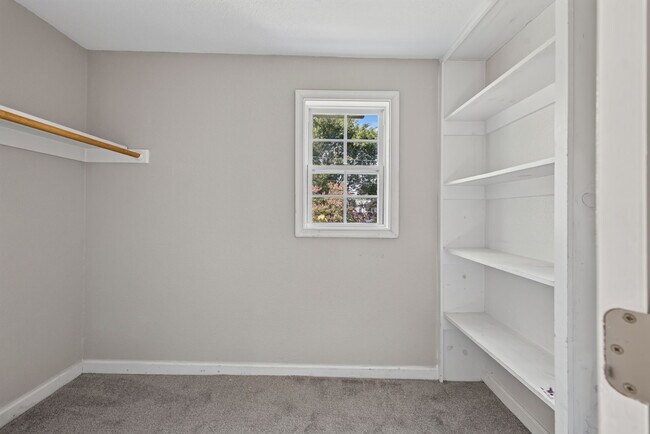 Building Photo - 1065 Lindenwood Ave