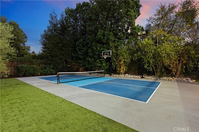 Building Photo - 5946 Woodlake Ave