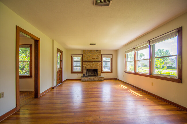 Building Photo - 3 Bed 2 Bath Home w/ Hardwood Floors and L...