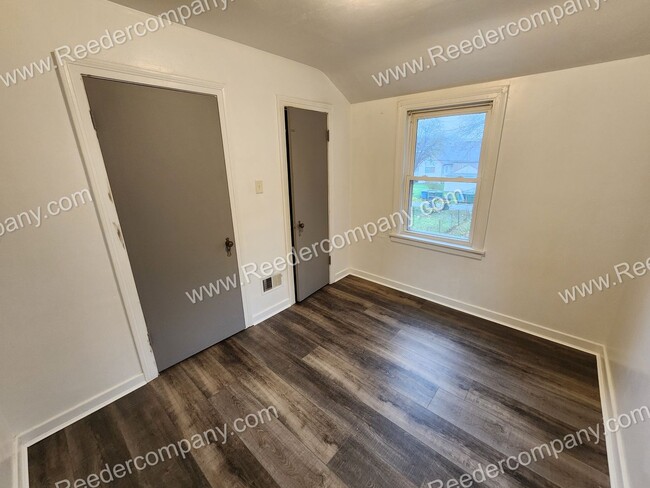 Building Photo - Updated 2 bedroom 1 bathroom duplex