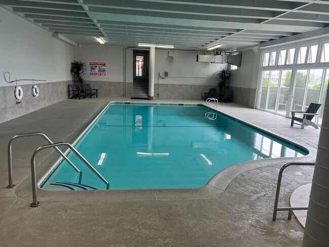 Building Photo - AWESOME 2 BEDROOM 2 BATH UNIT