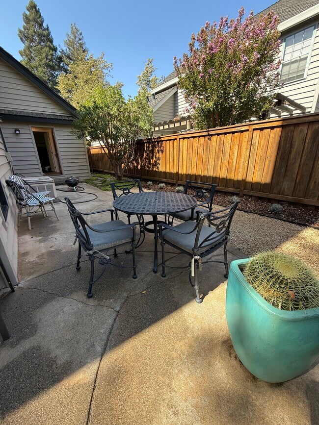 Building Photo - 6484 Heather St