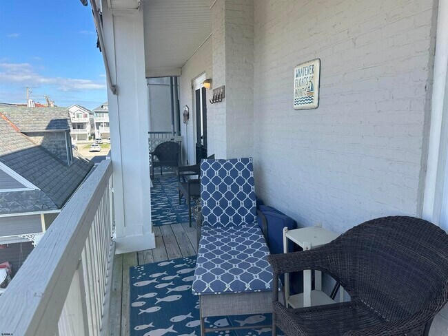 Building Photo - 25 S Surrey Ave