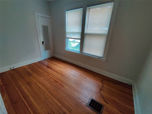 Building Photo - 116 Leroy St