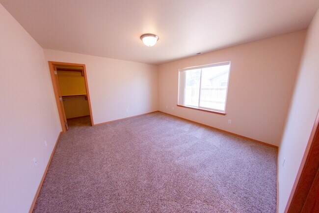 Building Photo - Open Floor Plan Home with Large Fenced Yard