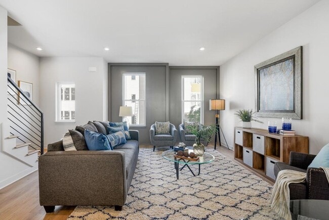 Building Photo - BEAUTIFUL 3 BED 3.5 BATH TOWNHOME