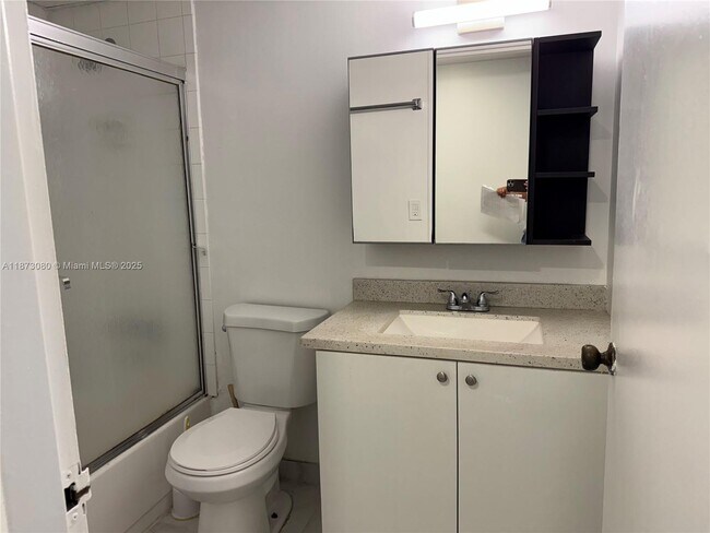Building Photo - 999 Brickell Bay Dr