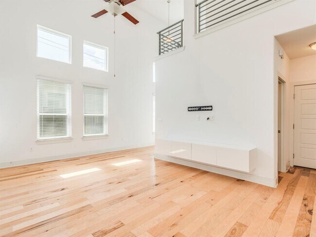 Building Photo - 2309 Hermia St