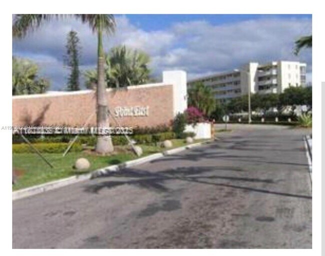 Building Photo - 2910 Point E Dr