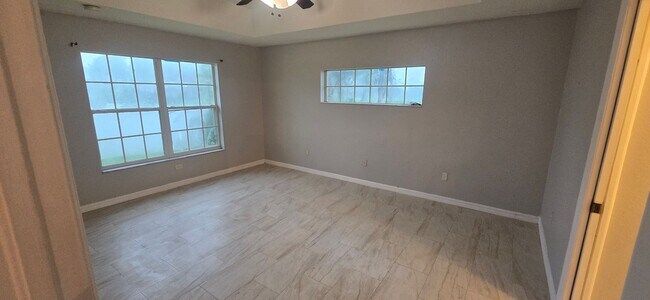 Building Photo - Huge Three Bedroom- 2 bath + den, 2 car ga...