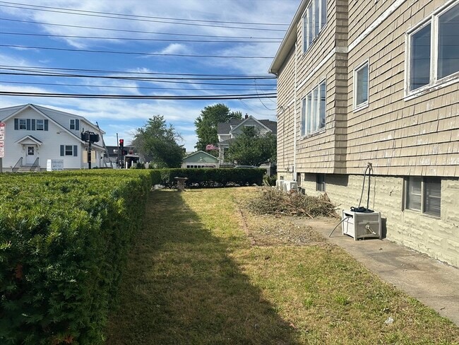 Building Photo - 374 Riverside Ave