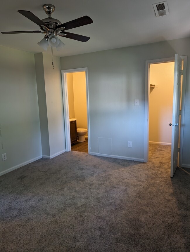 2nd Bedroom With full bath and closet - 715 S Rosemont Rd