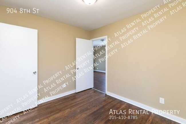 Building Photo - 904 8th St