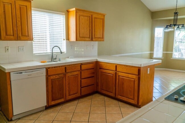 Building Photo - Bright & Spacious 4?BR Fresno Home with High Ceilings & Solar!