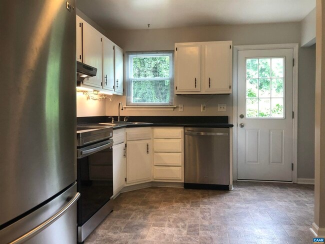 Building Photo - 206 Greentree Park