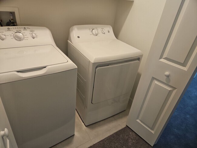 Building Photo - Dazzling 3-bedroom, 2.5-bathroom, 1 car ga...
