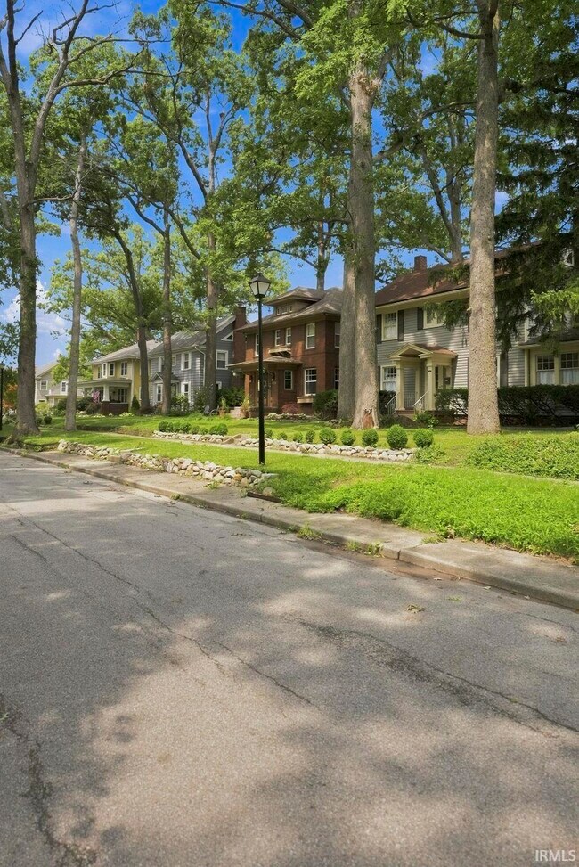 Building Photo - 527 W Oakdale Dr