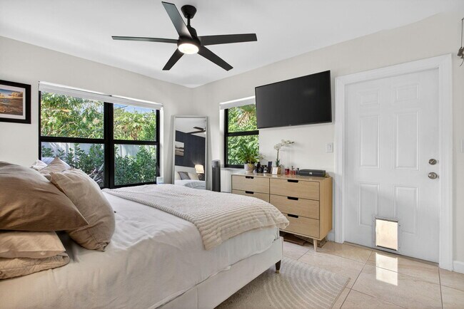 Building Photo - 1501 NE 7th Ave