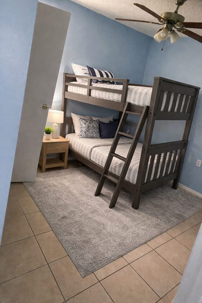 Building Photo - 1013 S Persimmon Ave