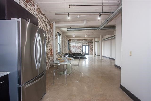 Building Photo - 190 Christopher Columbus Dr