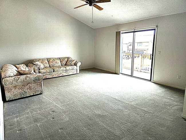 Building Photo - Beautiful Townhome 2 Bedroom 2.5 Bathroom