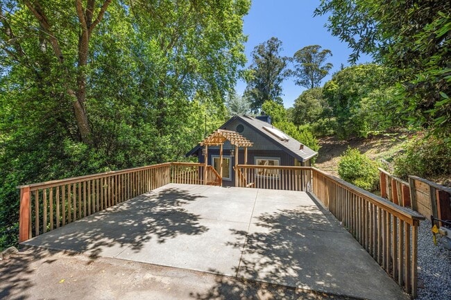 Building Photo - 2BD/1.5BA LIGHT & BRIGHT, MILL VALLEY HOME WITH OPEN FLOOR PLAN!