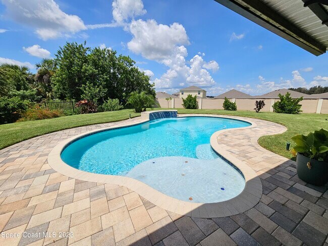 Building Photo - 1255 Sangria Cir