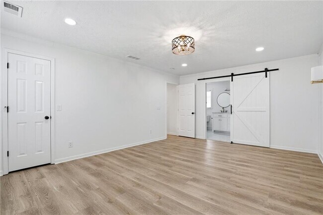 Building Photo - 313 Summit Ridge Dr