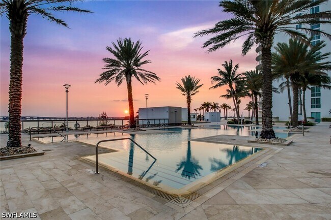 Building Photo - 3000 Oasis Grand Blvd