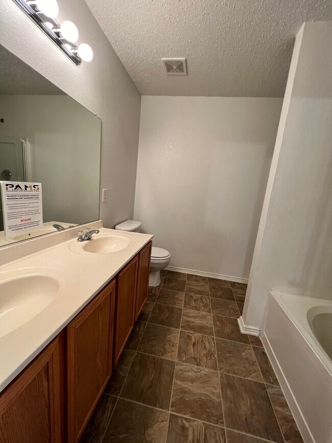 Building Photo - Very Spacious 4/2.5 in Parkview Hills & Ea...