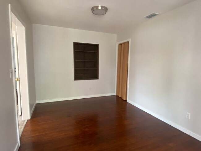 Building Photo - Inviting 2-Bedroom Home in Central Lakeland – Now Available!
