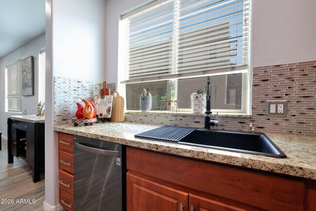 Building Photo - 615 E Portland St