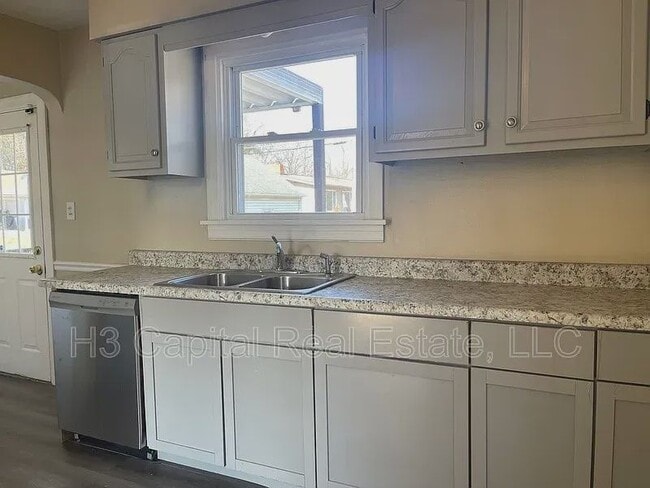 Building Photo - 711 N 28th St