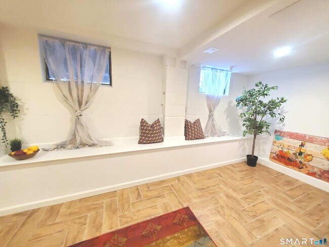 Building Photo - 42 County St