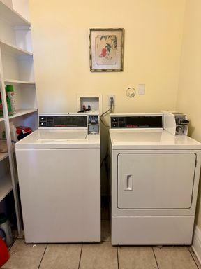 Building Photo - Charming 1-Bedroom Apartment in Desirable ...