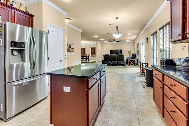 Building Photo - 5 Bedrooms in Crestview!!