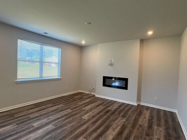 Building Photo - 621 High Hl Dr