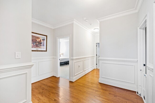Building Photo - Elegant 5 bedroom home in Bedford!