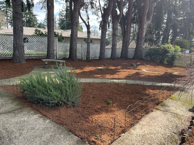 Building Photo - Beautiful One-Level Home with Sunroom, Vaulted Ceilings & Multiple Living Areas