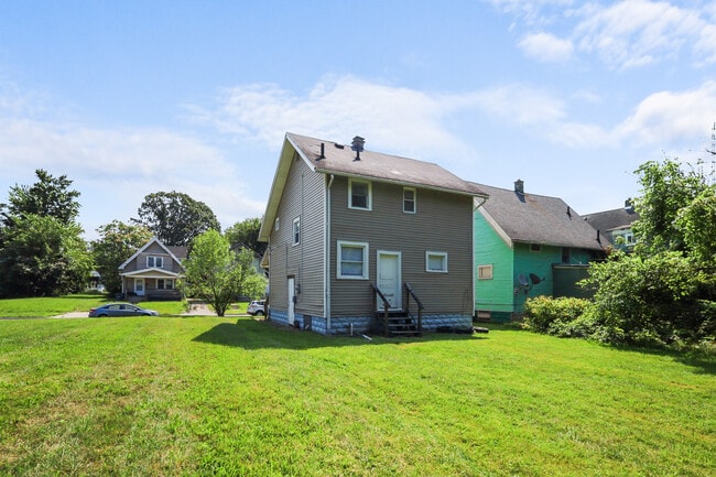 Building Photo - 2045 Elliott Ave