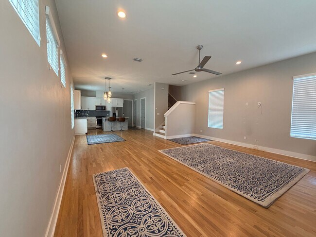Building Photo - Midtown Luxury Living! Walk to Restaurants, Coffee, Shops & More