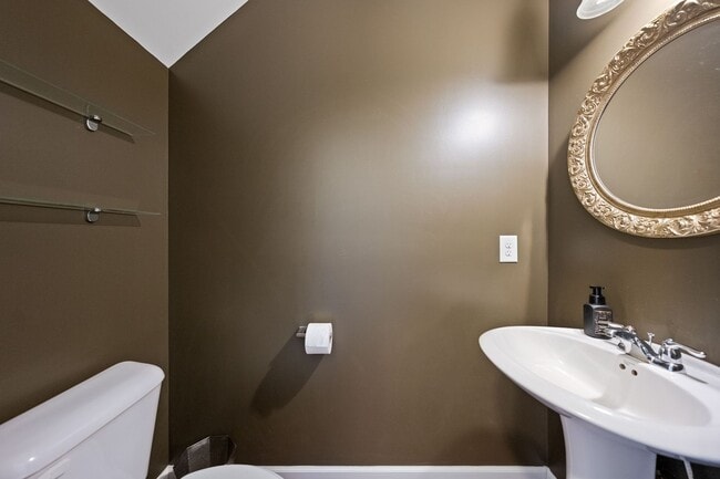 Building Photo - 3bed/2.5 bath Townhouse Near NCCU & Southpoint Mall!