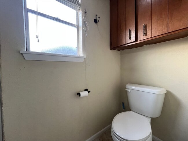 Building Photo - THREE BEDROOM 2 BATH HOUSE ON THE SOUTH SIDE