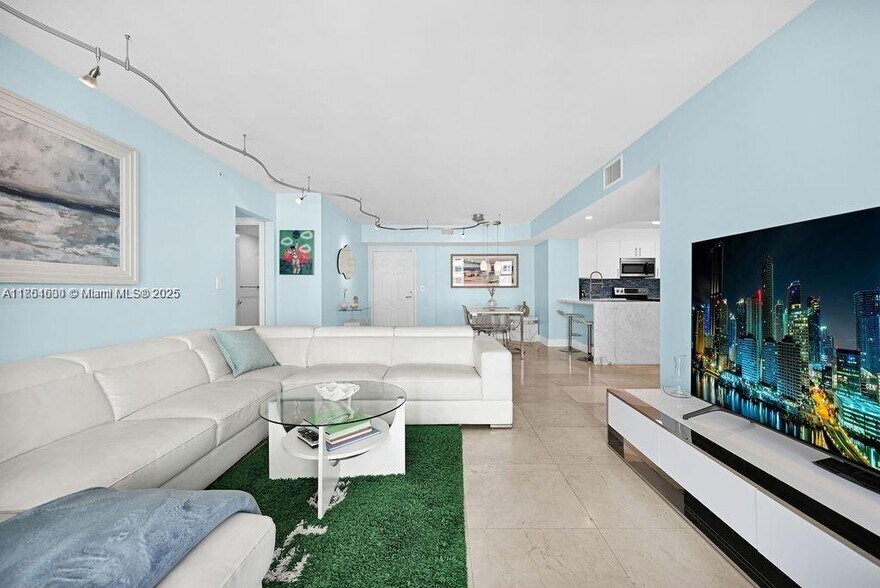 Building Photo - 1155 Brickell Bay Dr