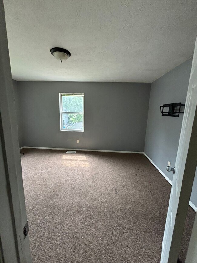 Building Photo - 2 bedroom townhome