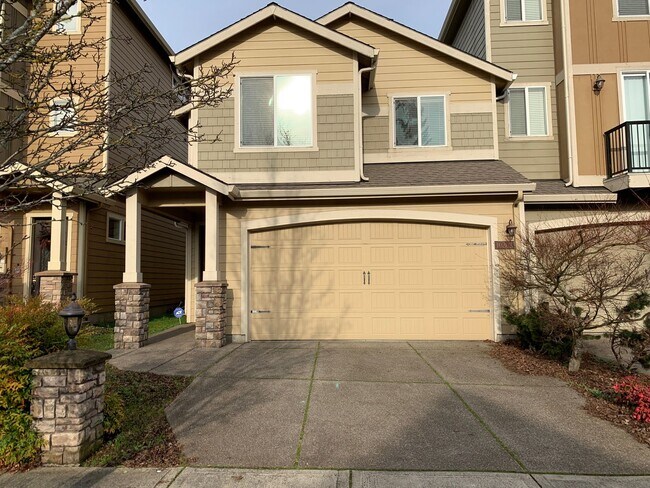 Building Photo - GORGEOUS Townhome...  LOCATION , LOCATION near Peace Health Hospital