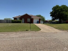 Building Photo - 3 Bedroom 1 Bath Home Available