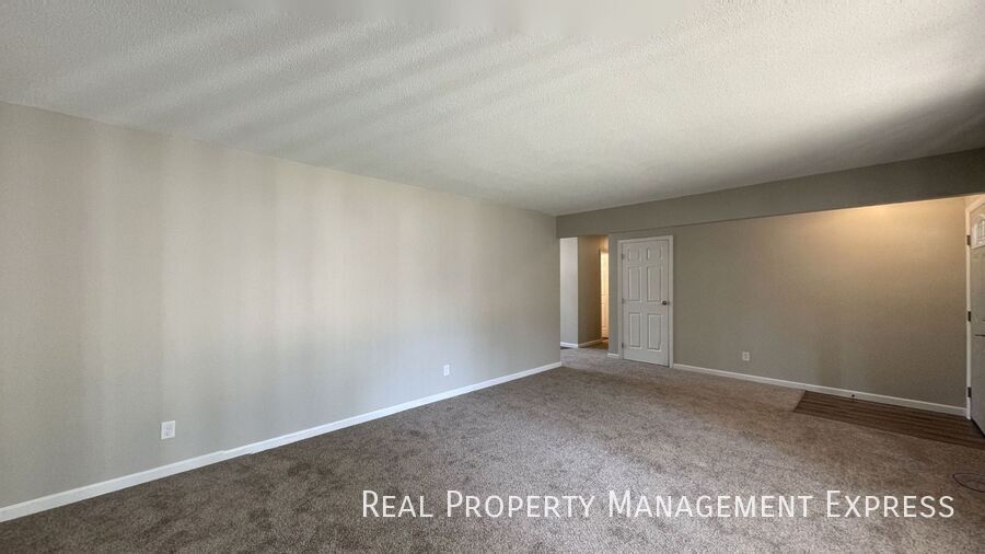 Building Photo - Beautiful 5 Bed 3 Bathroom Home w/ 2-Stall Garage