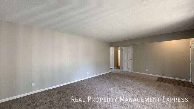 Building Photo - 3500 E 33rd St